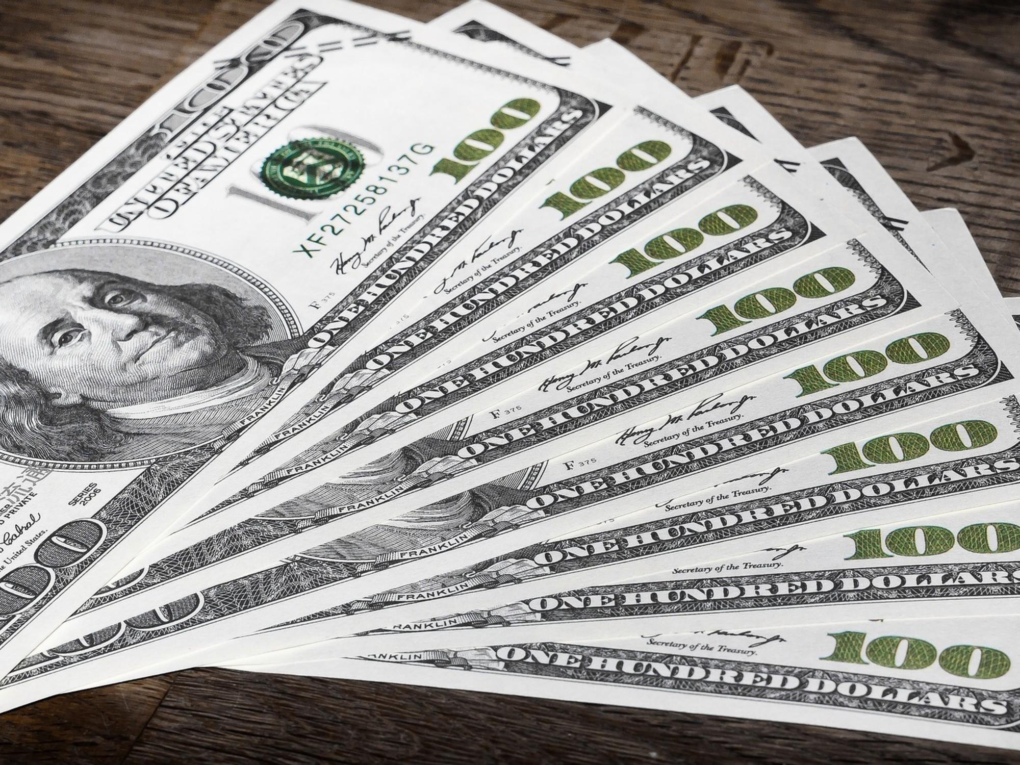 Mercado cambiario: a cuánto cotizan el dólar oficial y el blue este viernes