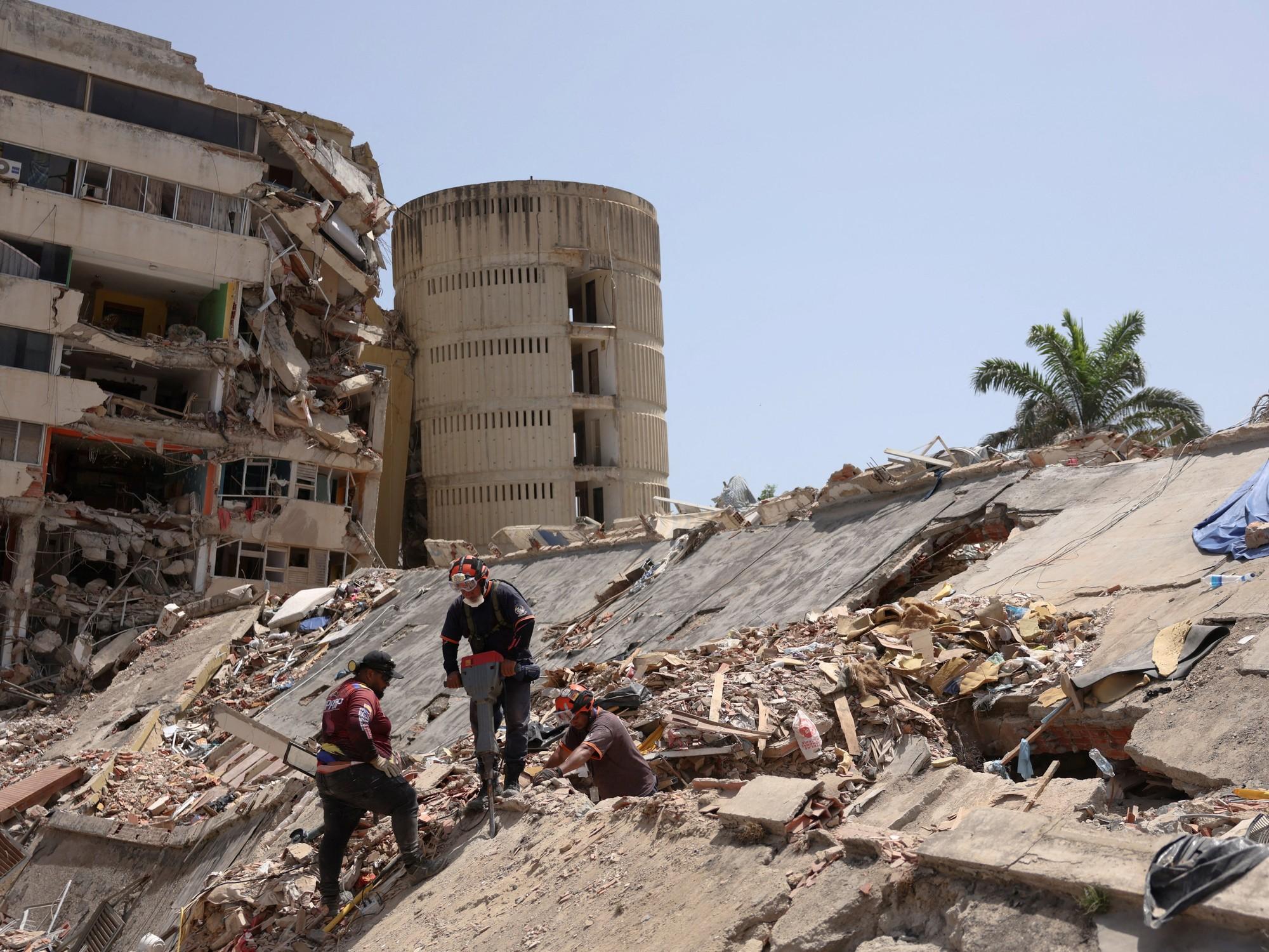 Venezuela: hallan con vida a dos jóvenes a un mes del terremoto